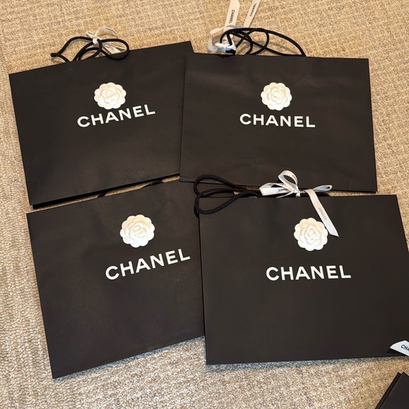 Chanel gift bag with camellia flower - Picture 1 of 3